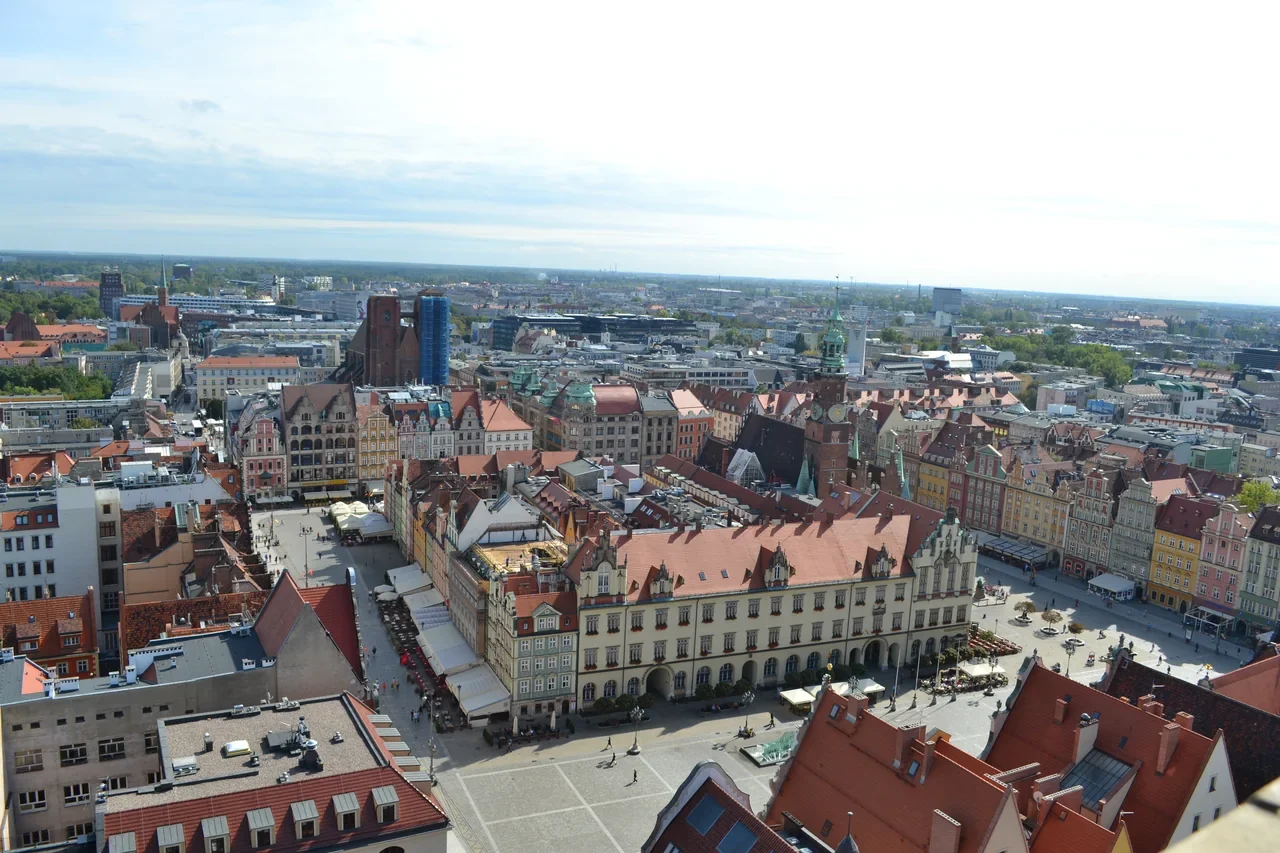 Wrocław Rynek meydanı ve çatılara yüksekten bakış, 2015