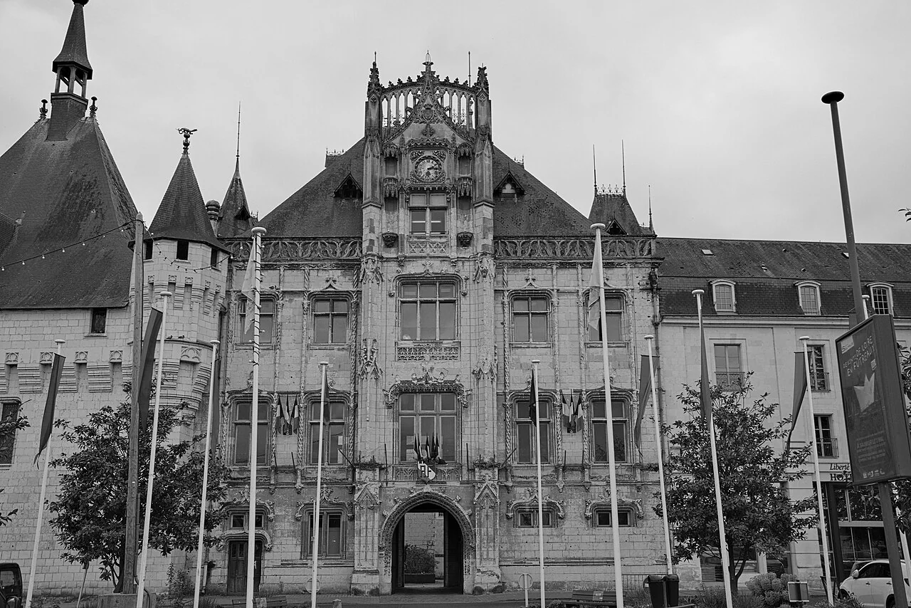 Saumur Hôtel de Ville'in siyah beyaz dış cephesi; Anthony Morel, 23 Nisan 2018.