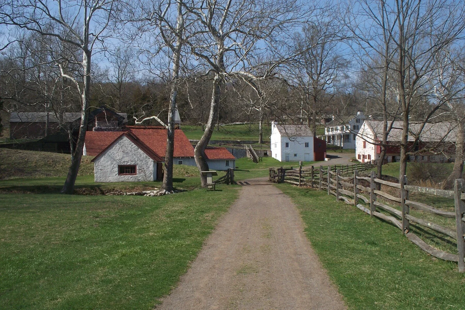 Hopewell Furnace tarihî sanayi yapıları ve çitli yol