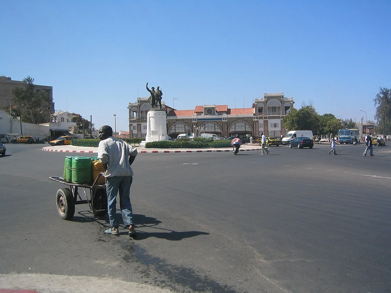 Eski Dakar istasyonu ve kent meydanı; Ji-Elle, 28 Şubat 2006, güncel tren hizmeti değildir