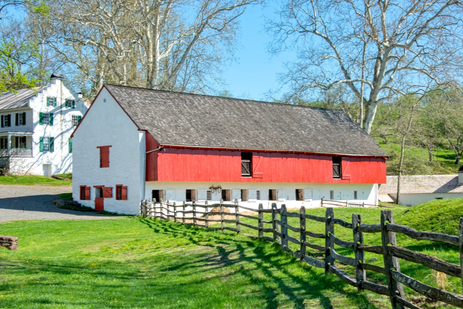 Hopewell Furnace kırmızı ve beyaz ahır binası