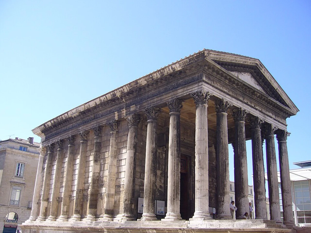 Maison Carrée güneydoğu görünümünde sütunlar ve alınlık; çekim 2007-09-03, güncel durum kanıtı değildir.