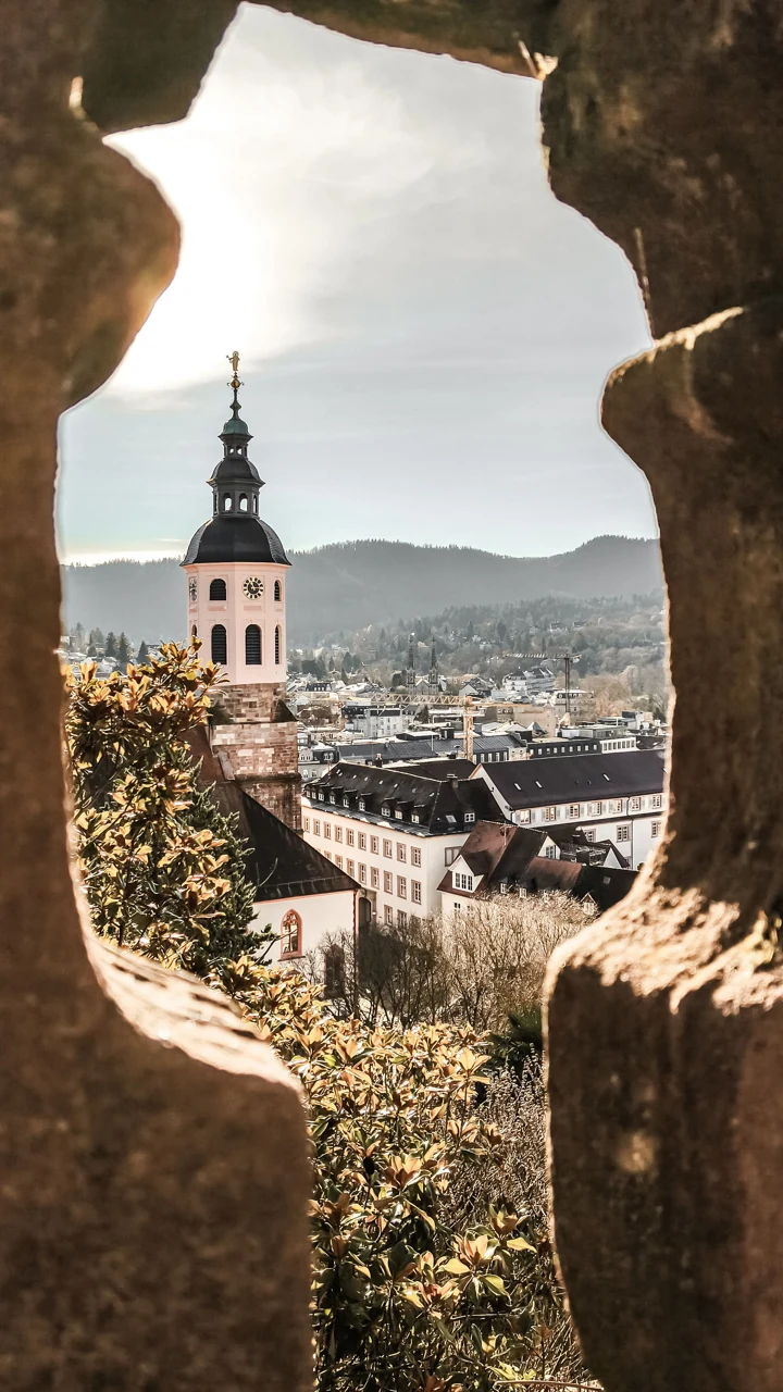 Baden-Baden kilise kulesinin taş açıklıktan görünümü