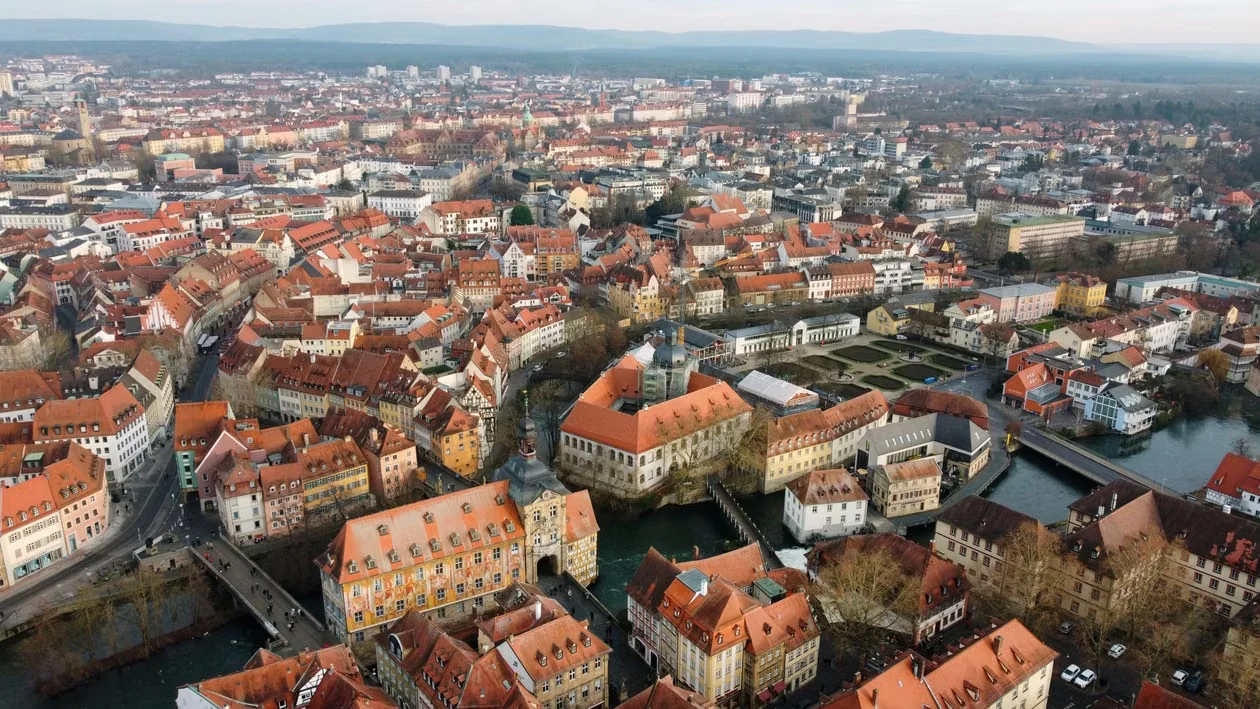 Bamberg eski kentinin nehir ve çatılarla genel görünümü