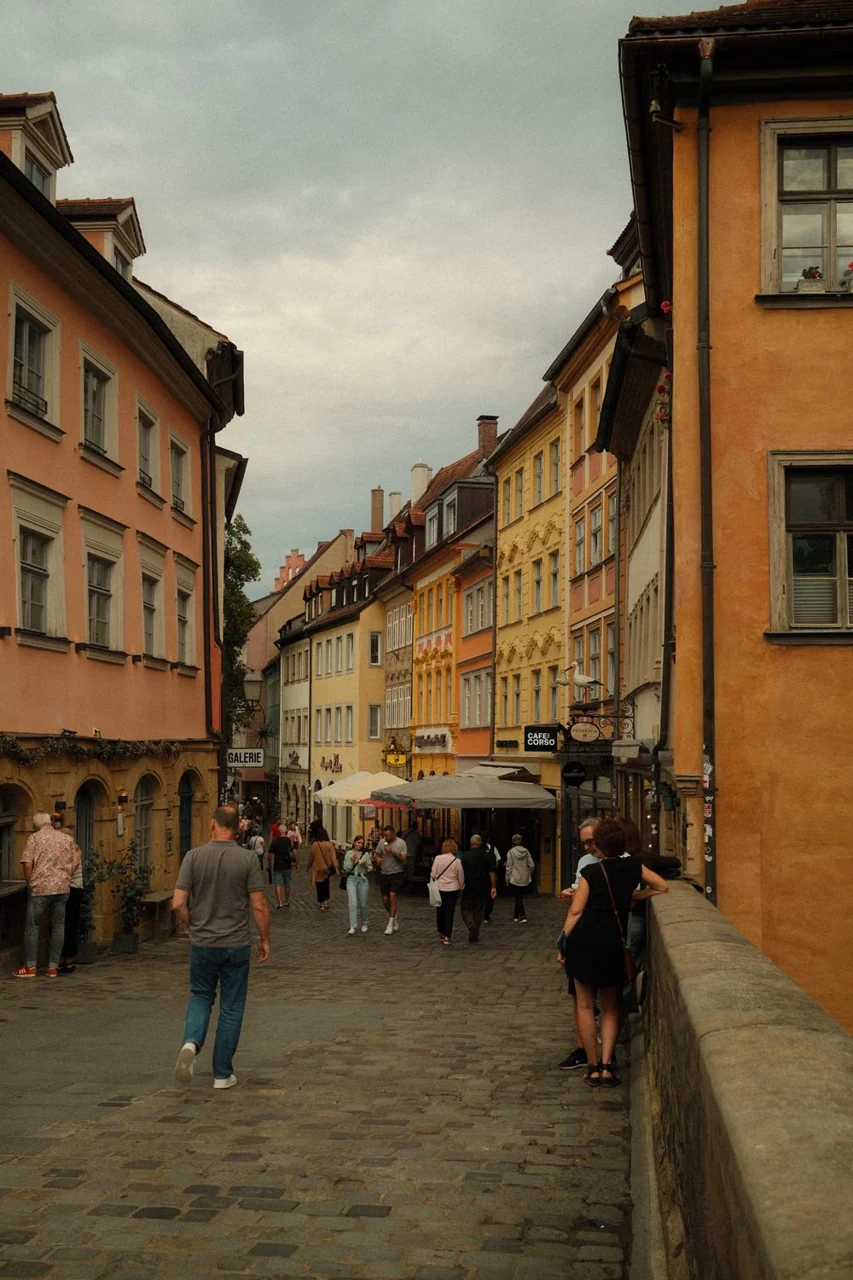 Bamberg eski kentinde renkli cepheli taş döşeli sokak