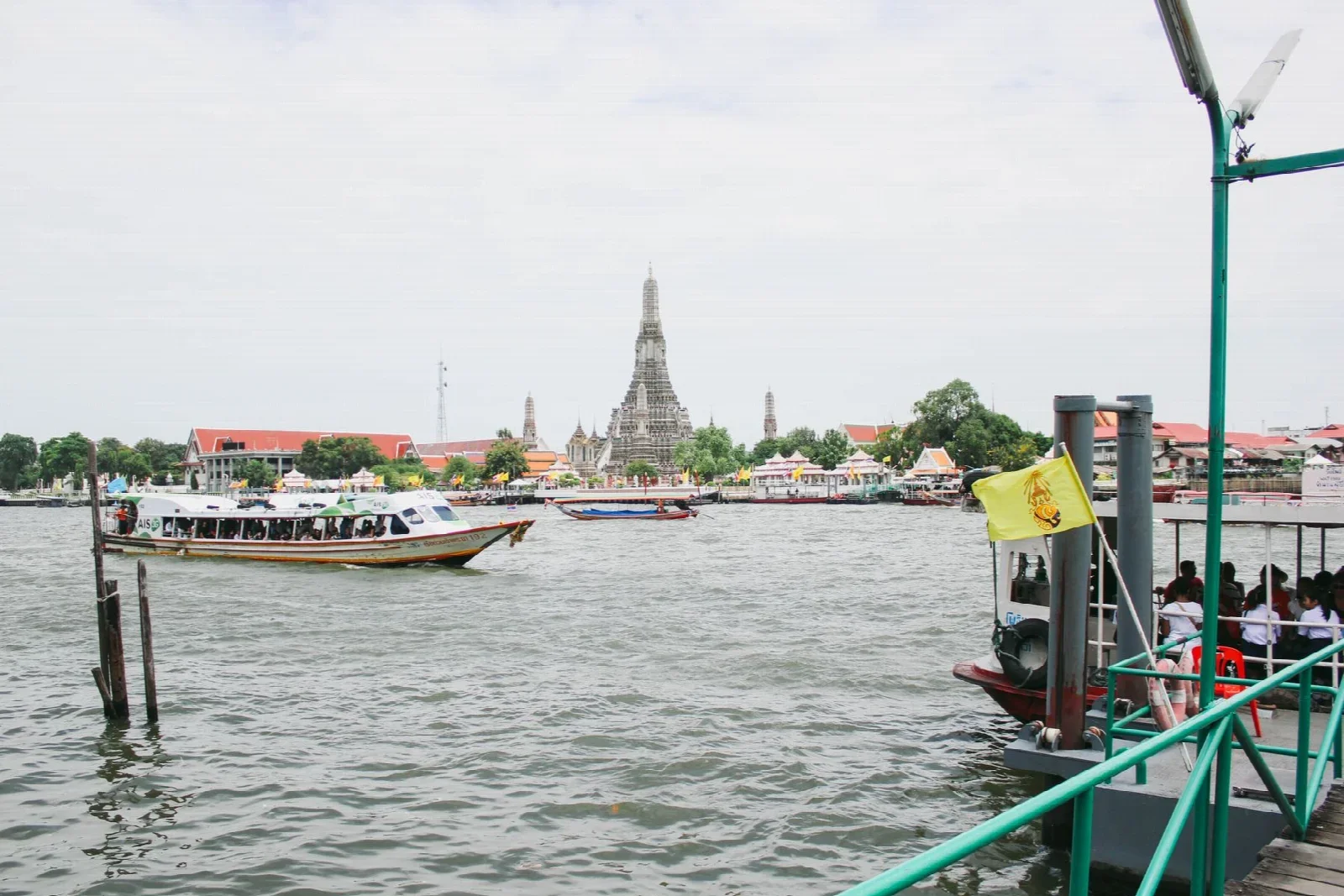 Bangkok Chao Phraya kıyısı ve tekneler, karşıda Wat Arun; Ronald Pang.
