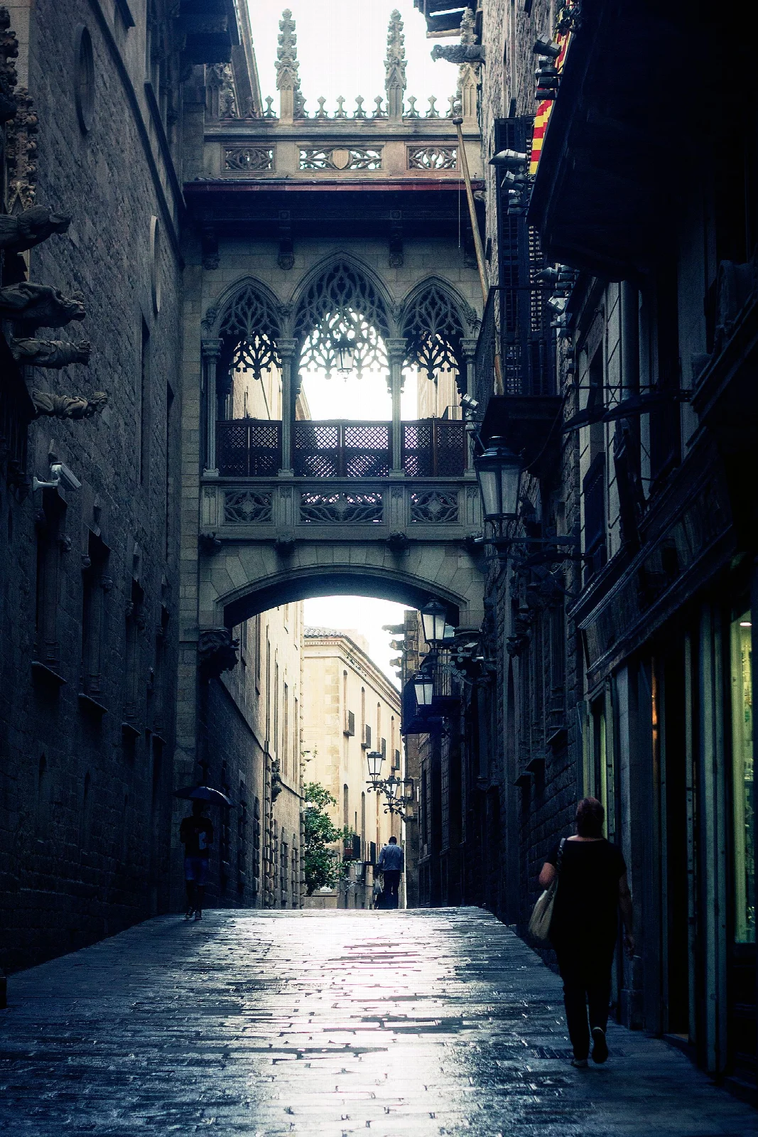 A narrow street and a bridge linking buildings in Barcelona’s Gothic Quarter