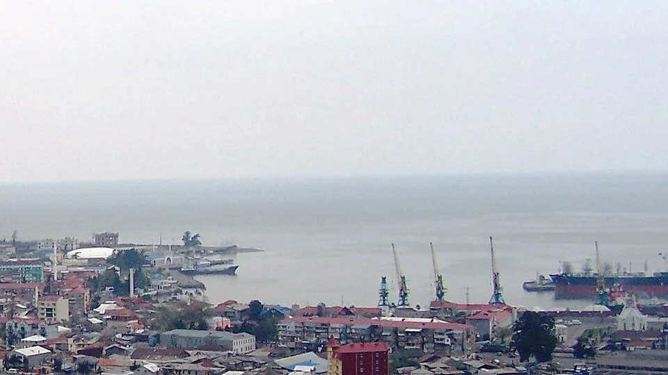 Batum limanı, gemiler ve Karadeniz; Mart 2008 tarihli tarihî şehir manzarası.