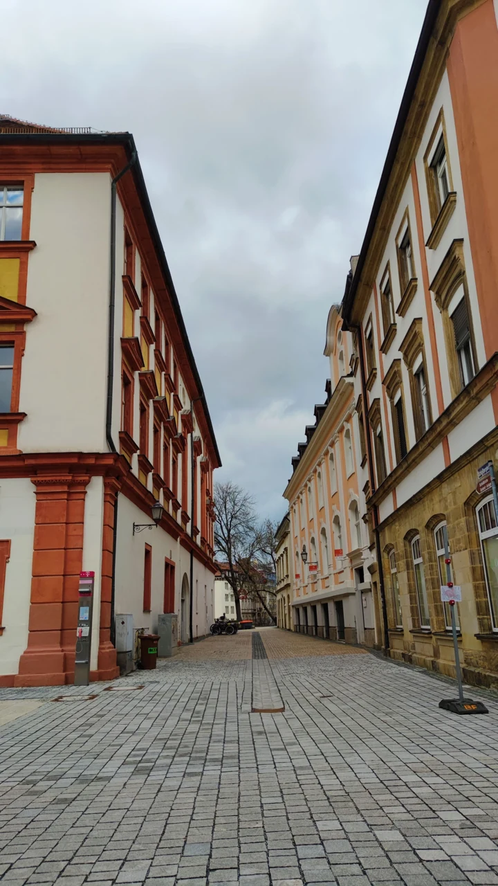 Bayreuth eski kentindeki binalar arasında taş döşeli sokak