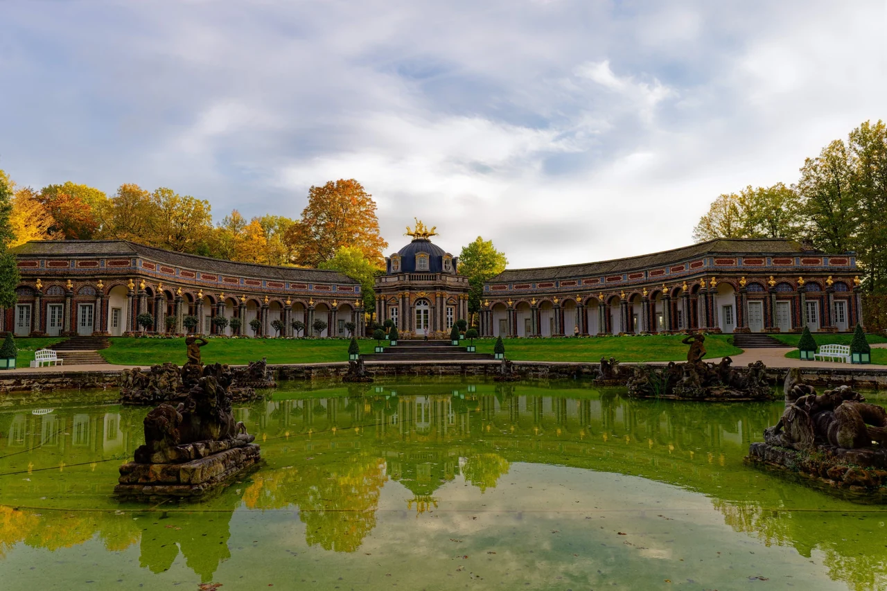 Sonbaharda Eremitage Neues Schloss sütunları, kubbesi ve havuz yansıması