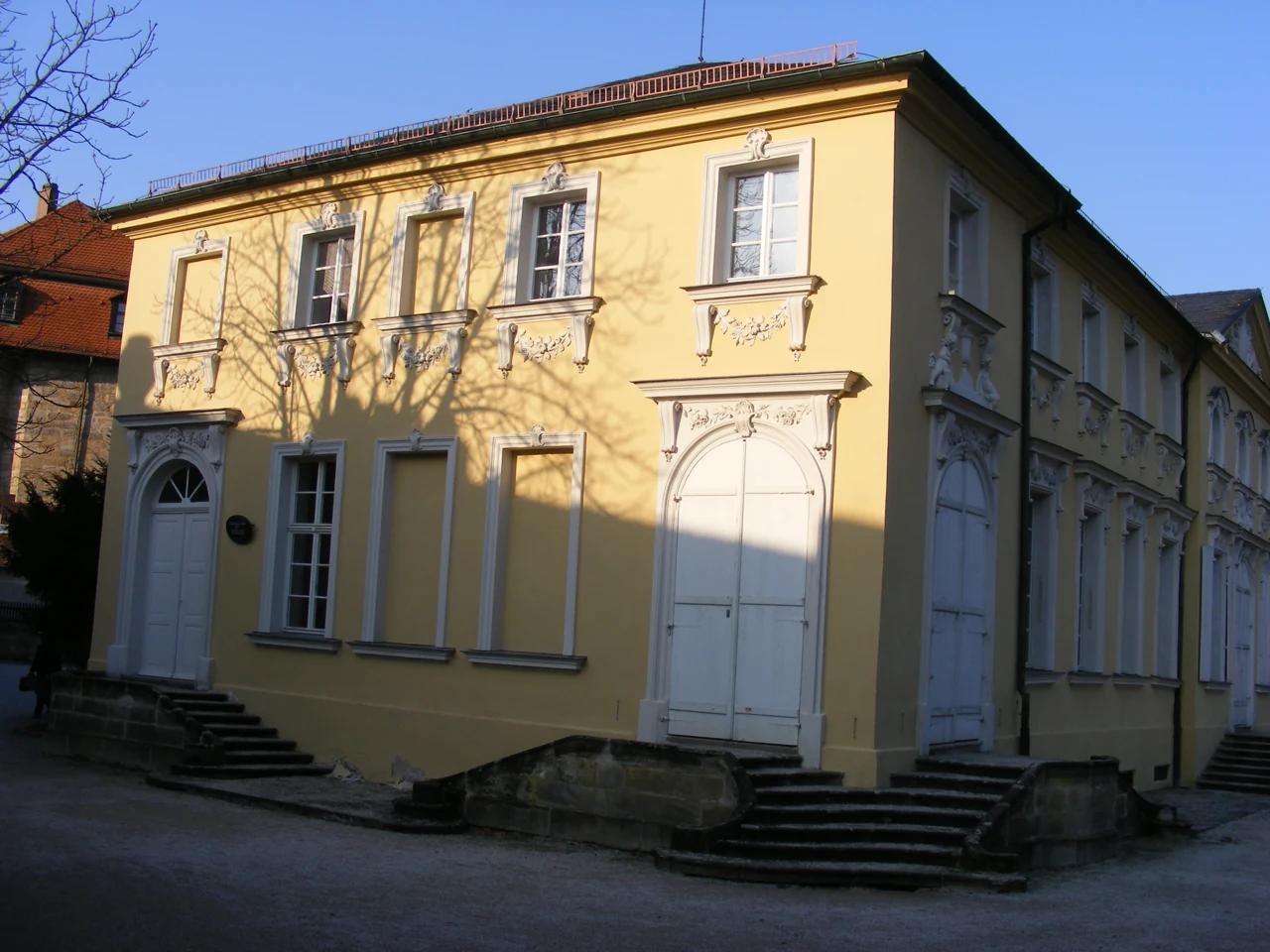 Kent merkezindeki Neues Schloss kompleksinin Hofgarten tarafındaki Italienischer Bau