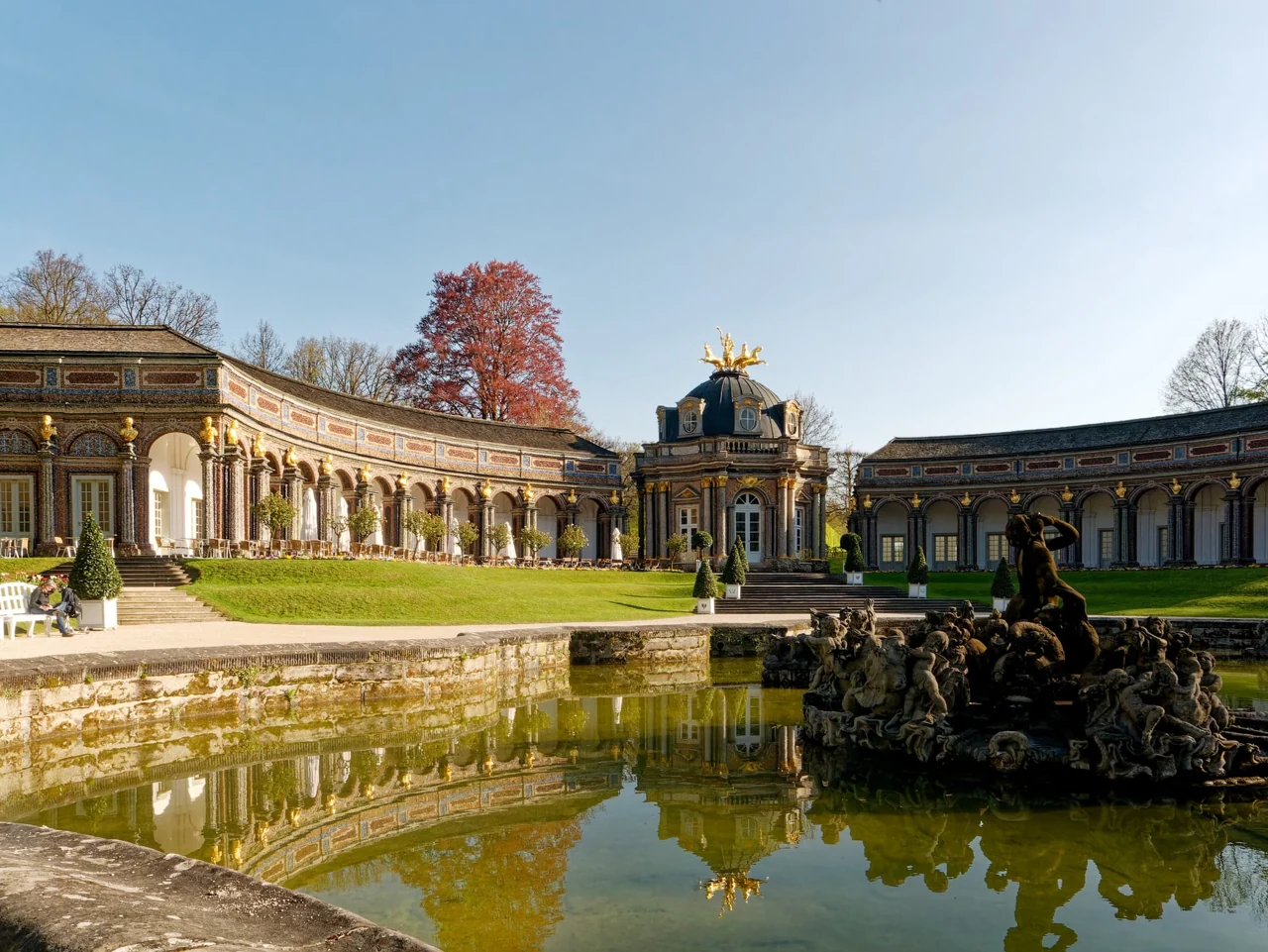 Bayreuth Eremitage saray bahçesi ve havuzunun geniş görünümü