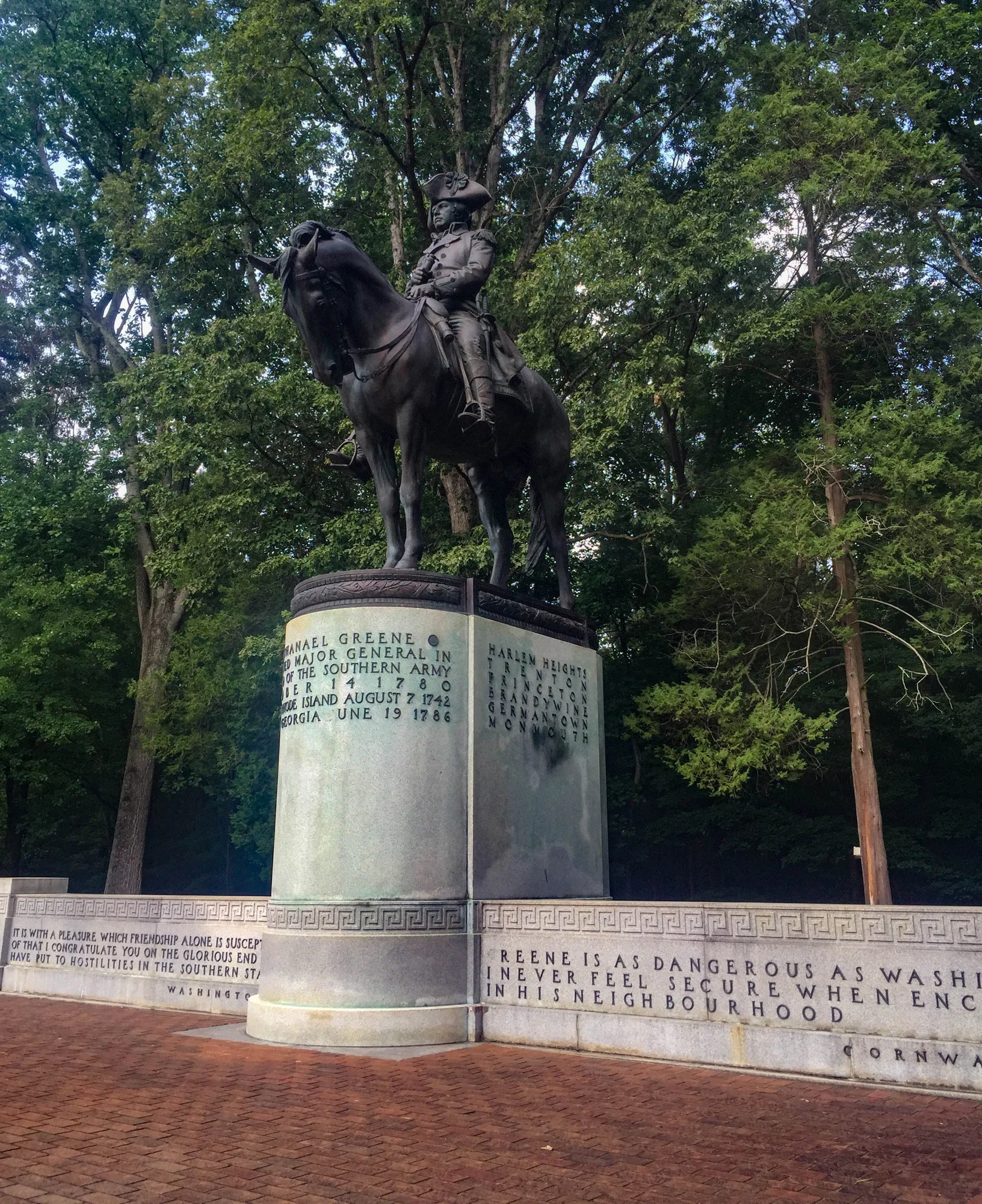 Guilford Courthouse parkında Nathanael Greene atlı anıtının sol görünümü