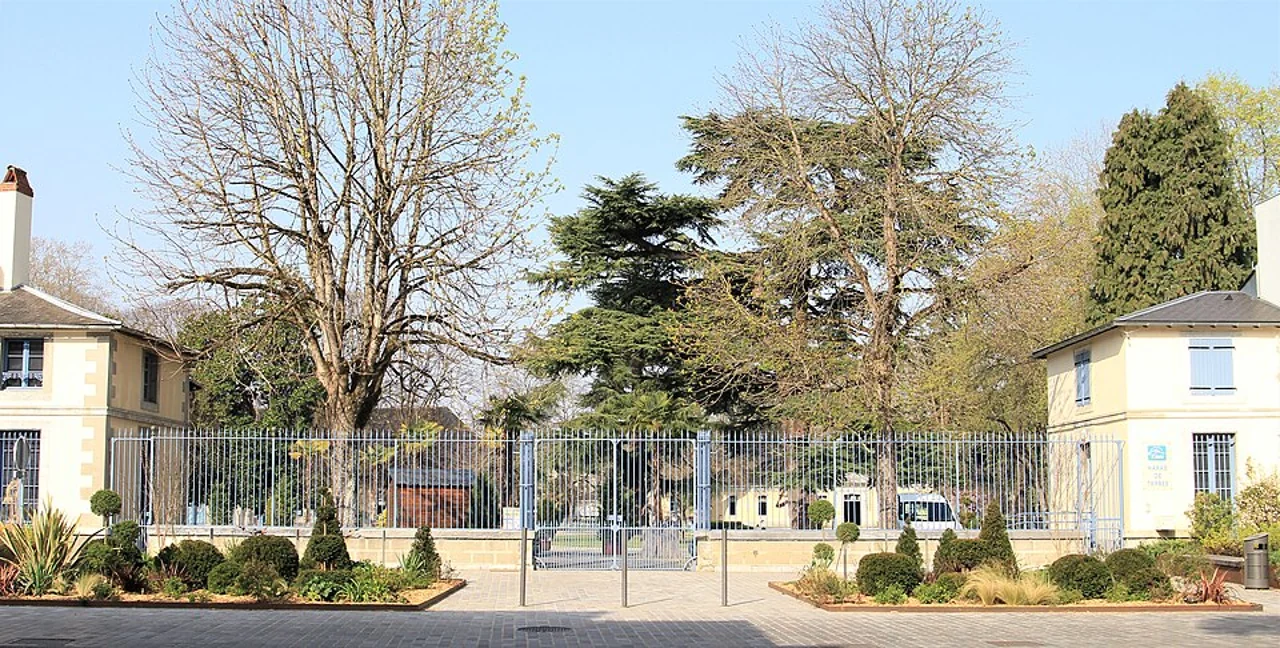 Haras de Tarbes tarihî giriş kapısı ve yerleşke, 27 Mart 2022; güncel at gösterisi iddiası yok.