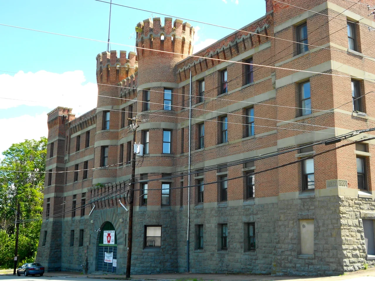 Scranton eski armory binasının sokak cephesi, Ağustos 2013