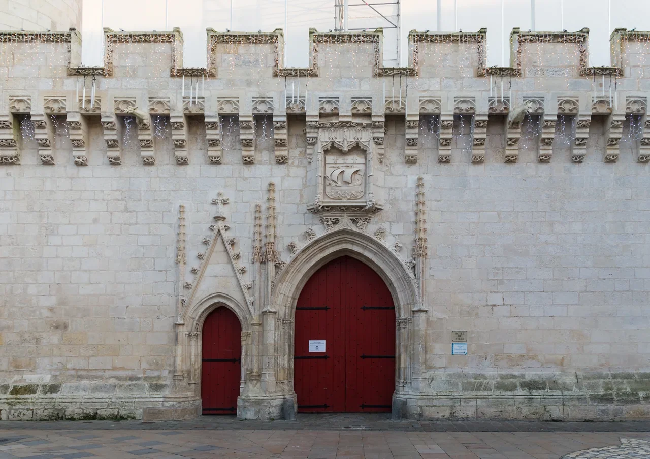 La Rochelle belediye binasının tarihî kırmızı kapılı girişi, 2015