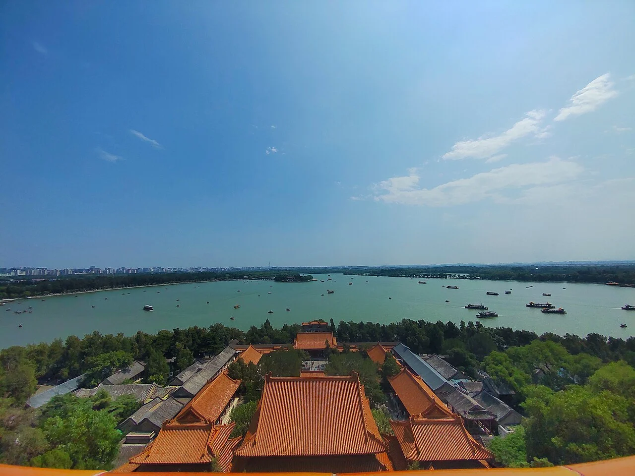 Yazlık Saray’da Kunming Gölü ve çatıların görünümü; HoweyYuan, 6 Temmuz 2024.