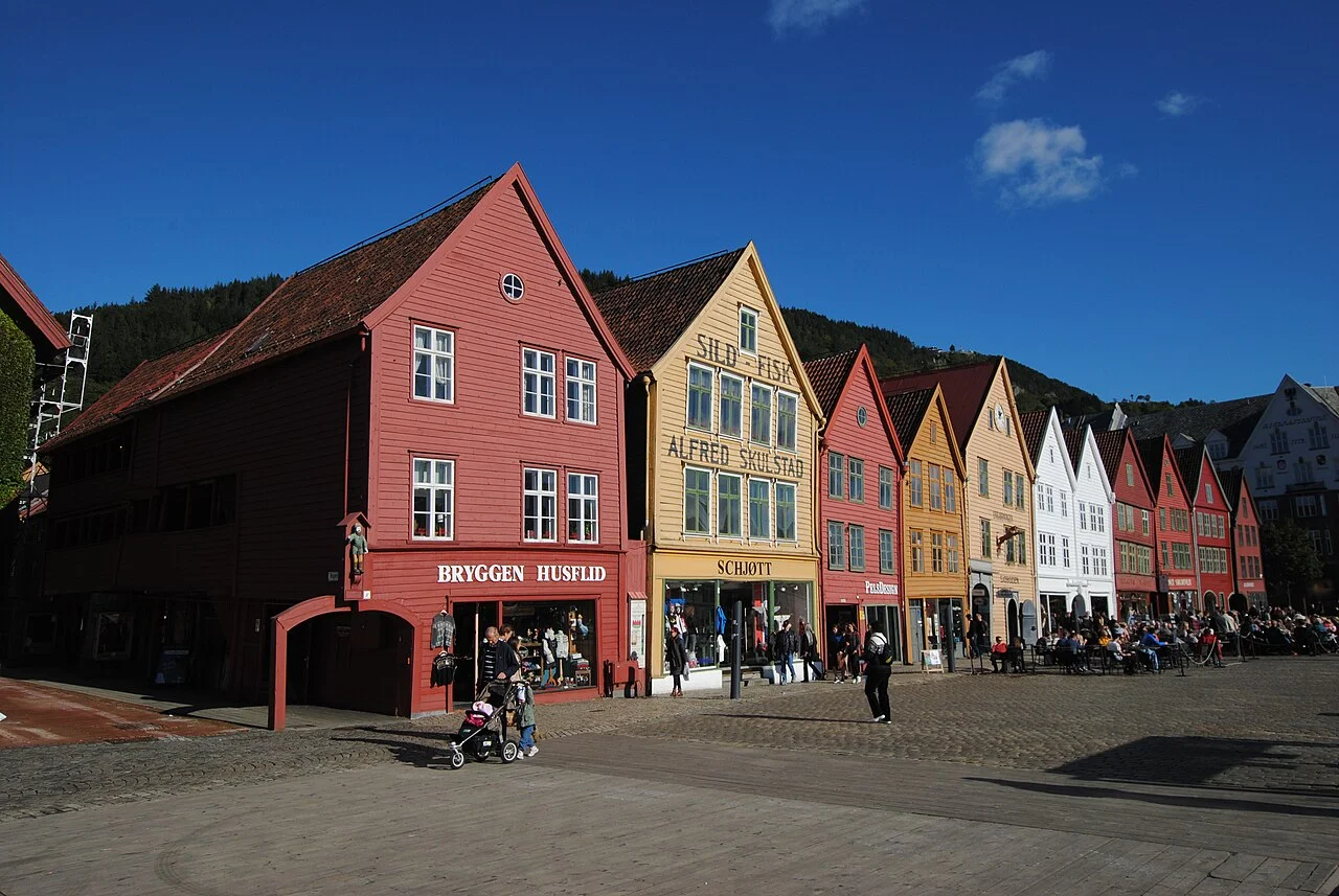 Bergen Bryggen kıyısındaki ahşap cepheler, yemek gezisinin liman çevresi; 22 Eylül 2012 fotoğrafı.