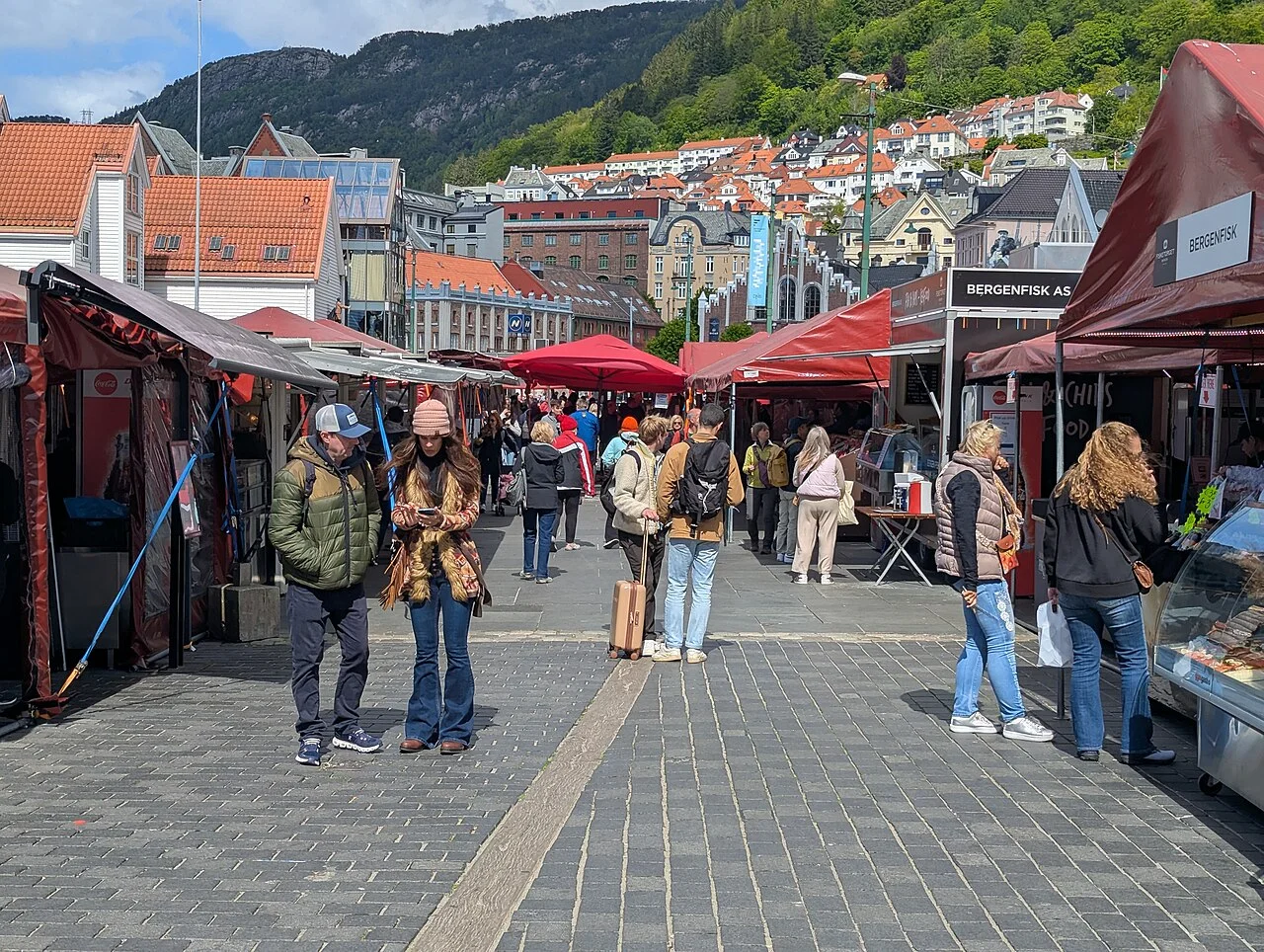Bergen balık pazarında açık tezgâhlar arasındaki yaya yolu; 22 Mayıs 2025 arşiv fotoğrafı.