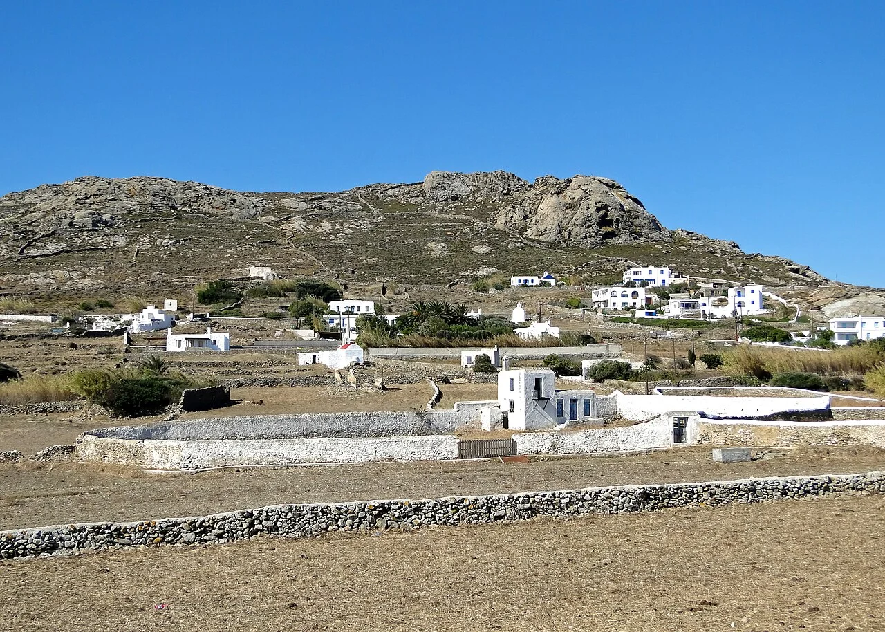 Mikonos Ano Mera çevresinde taş duvarlar ve beyaz yapılar, Ekim 2011; ada iç kesimi, restoran veya bugünkü masa değildir.