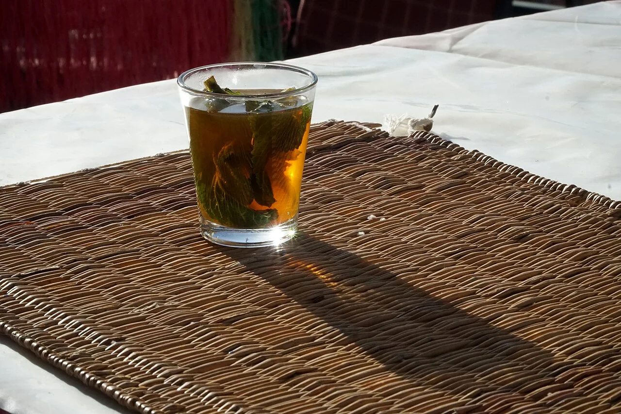 Marakeş’te masa üzerinde bardakta naneli çay, Mart 2022; bugünkü işletme servisi değildir.