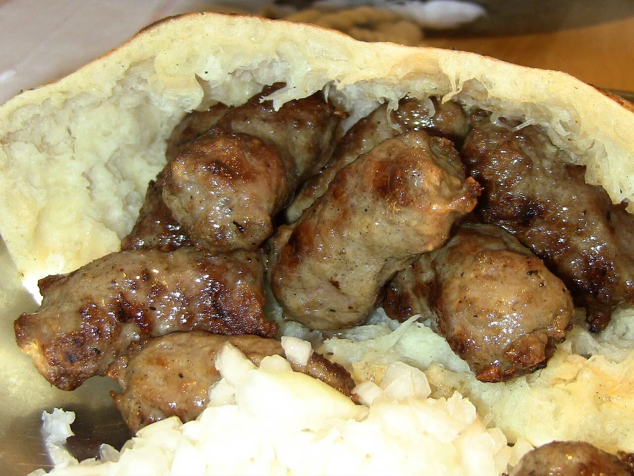 Saraybosna’da ekmekle ćevapi sunum örneği, Haziran 2010; güncel restoran menüsü değildir.