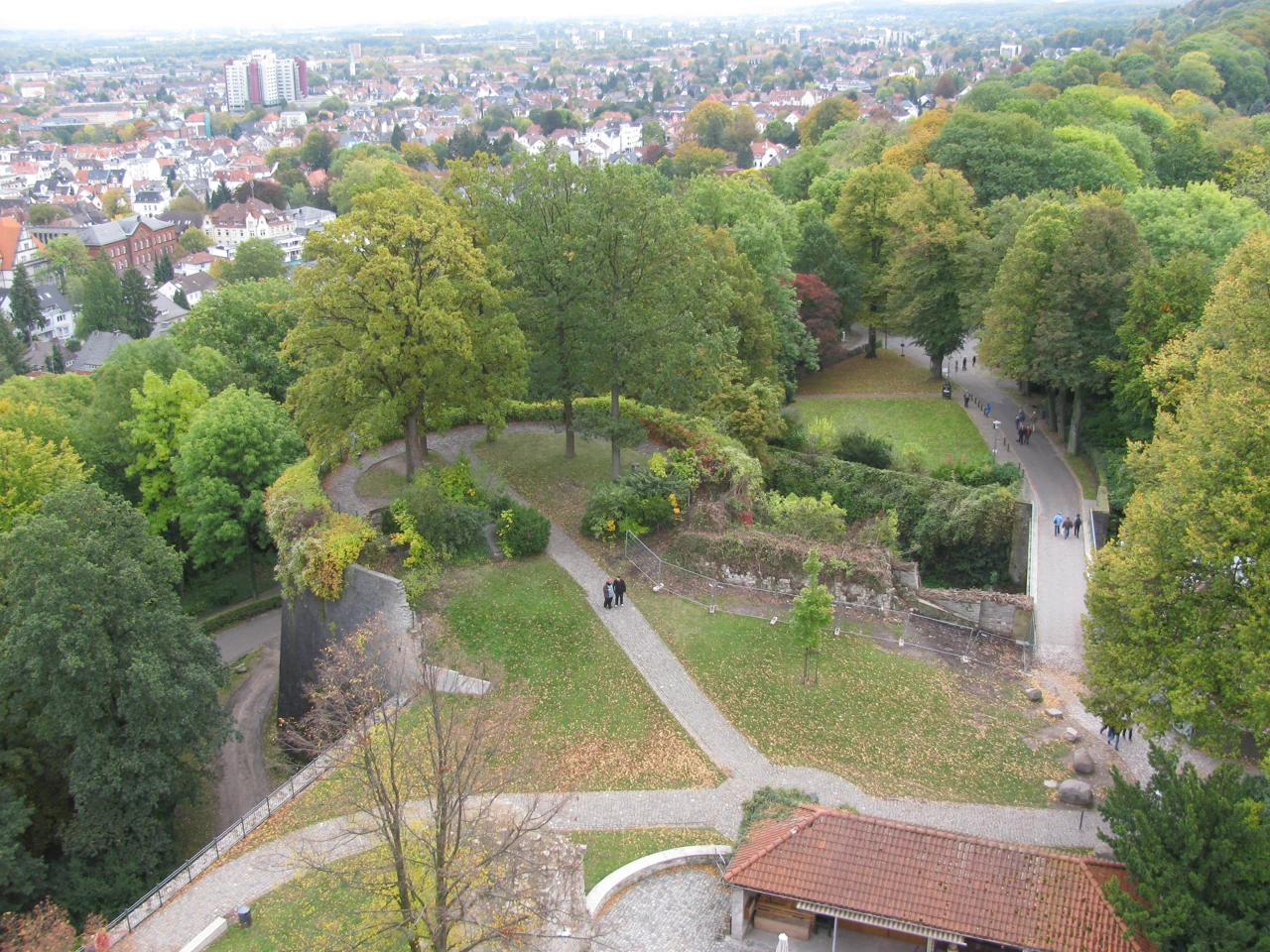 Sparrenburg çevresindeki yeşil alan ve Bielefeld kent manzarası