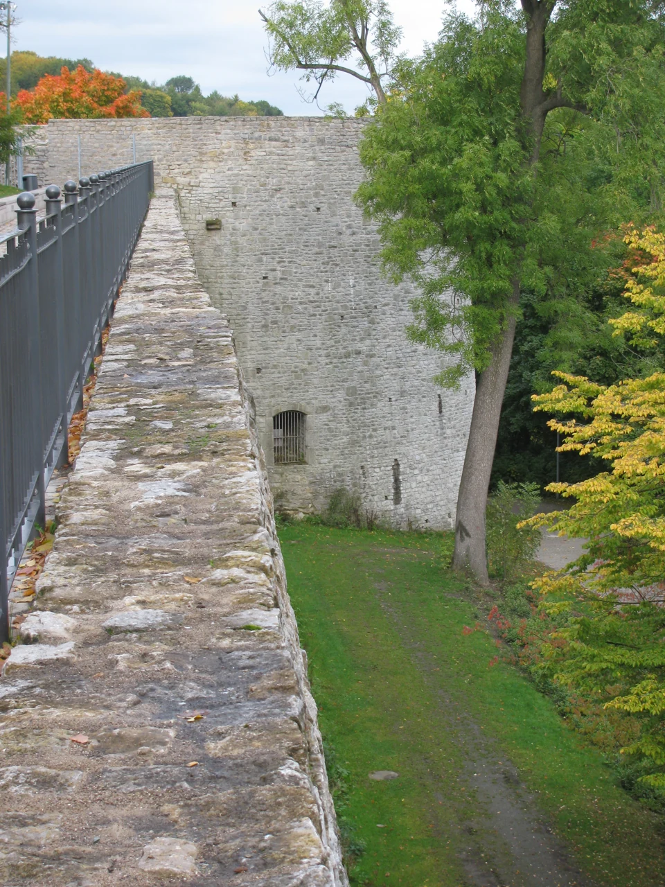 Sparrenburg tahkimatında taş döşeli açık yol