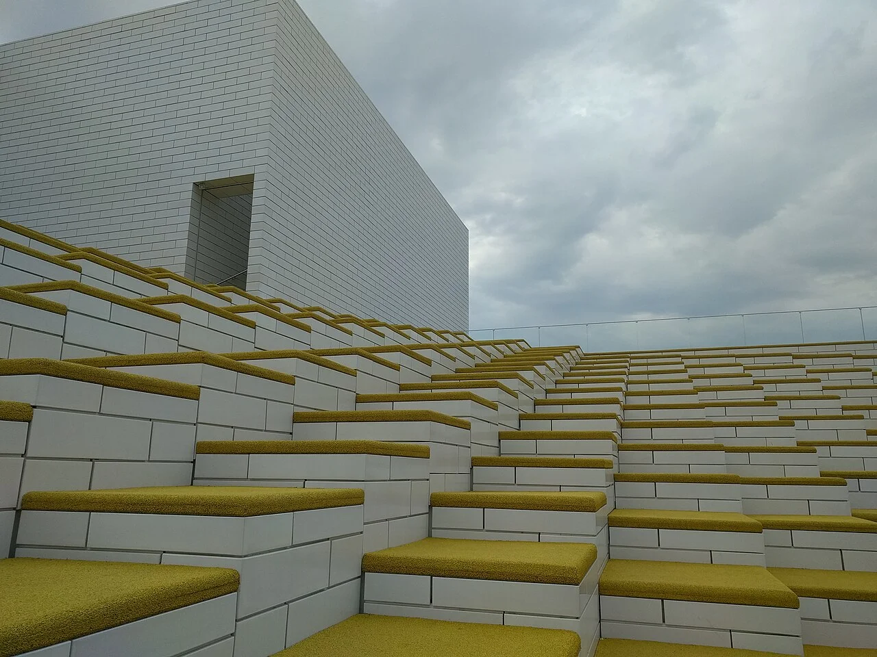 Billund LEGO House’un sarı basamaklı dış mimarisi; 31 Temmuz 2019 fotoğrafı, MINI CHEF masası veya güncel yemek fotoğrafı değildir.