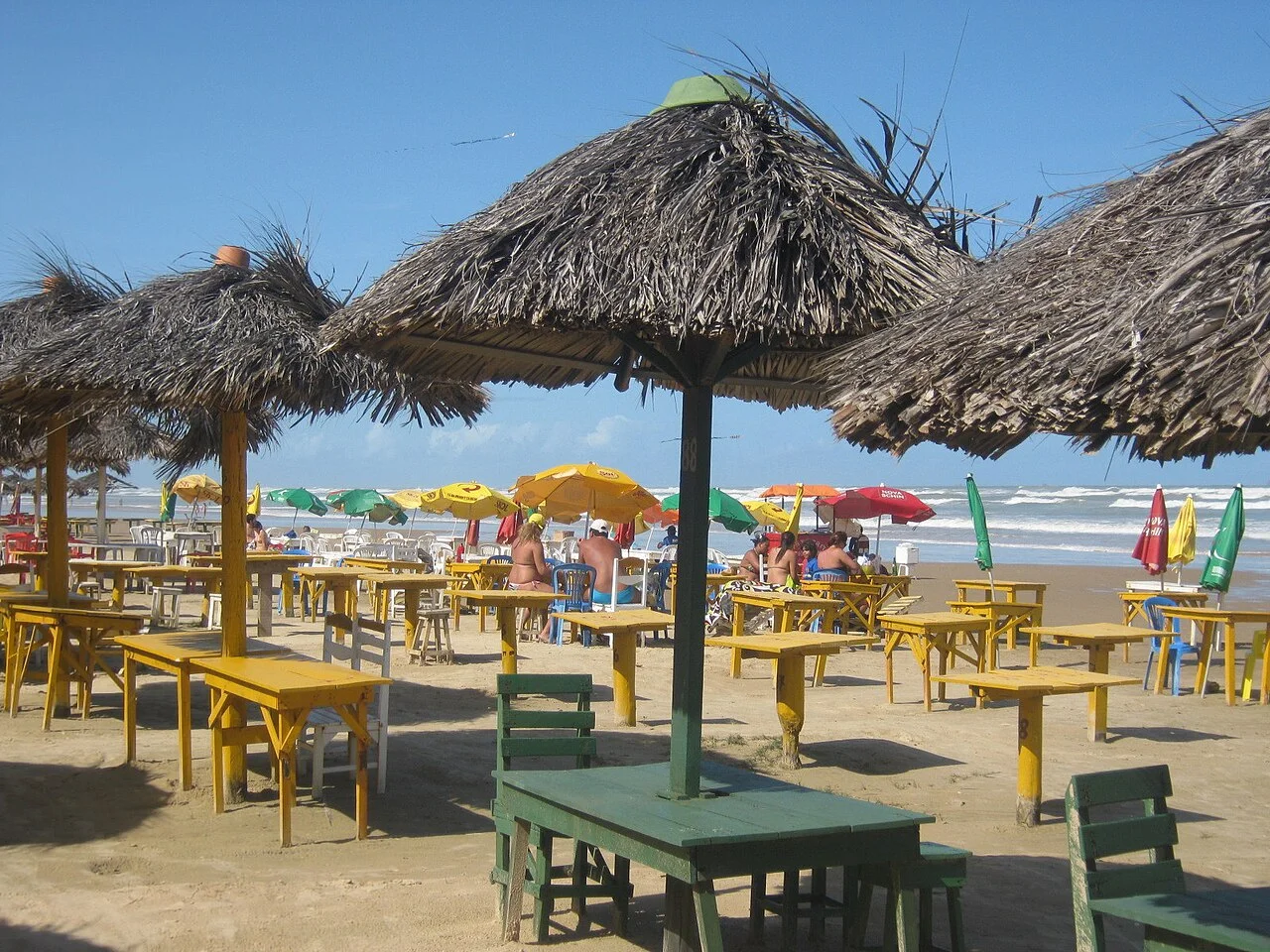 Aracaju kentindeki kıyıda masa ve şemsiye görünümü, Şubat 2021; belirli güncel işletme atfı değildir