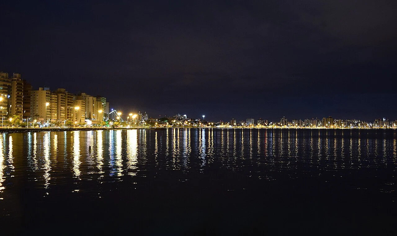 Florianópolis Beira-Mar Norte gece kıyı görünümü, Temmuz 2015