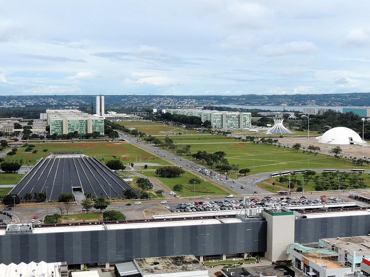Brasília Eixo Monumental ve kent yapılarının geniş panoraması, 2023
