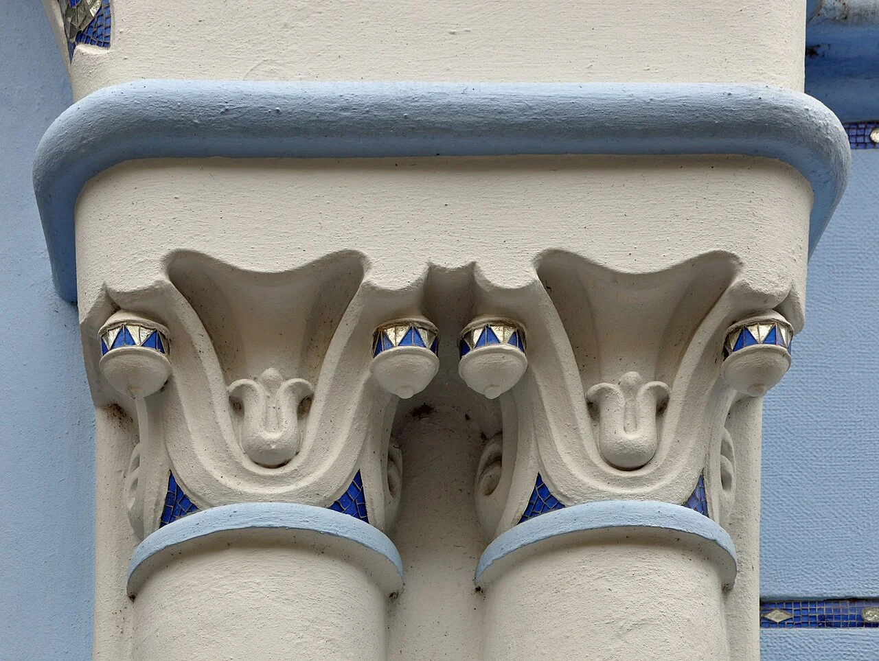 Bratislava Mavi Kilise dış cephesindeki bezemeli mimari ayrıntı; Eylül 2010 arşiv fotoğrafı.