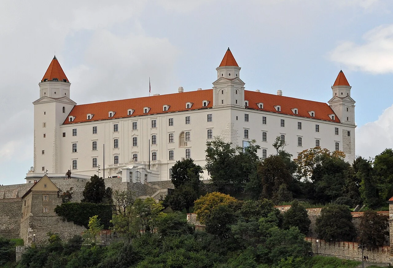 Bratislava Kalesi’nin dört kuleli dış cephesi ve yamaç; Eylül 2010 arşiv fotoğrafı.
