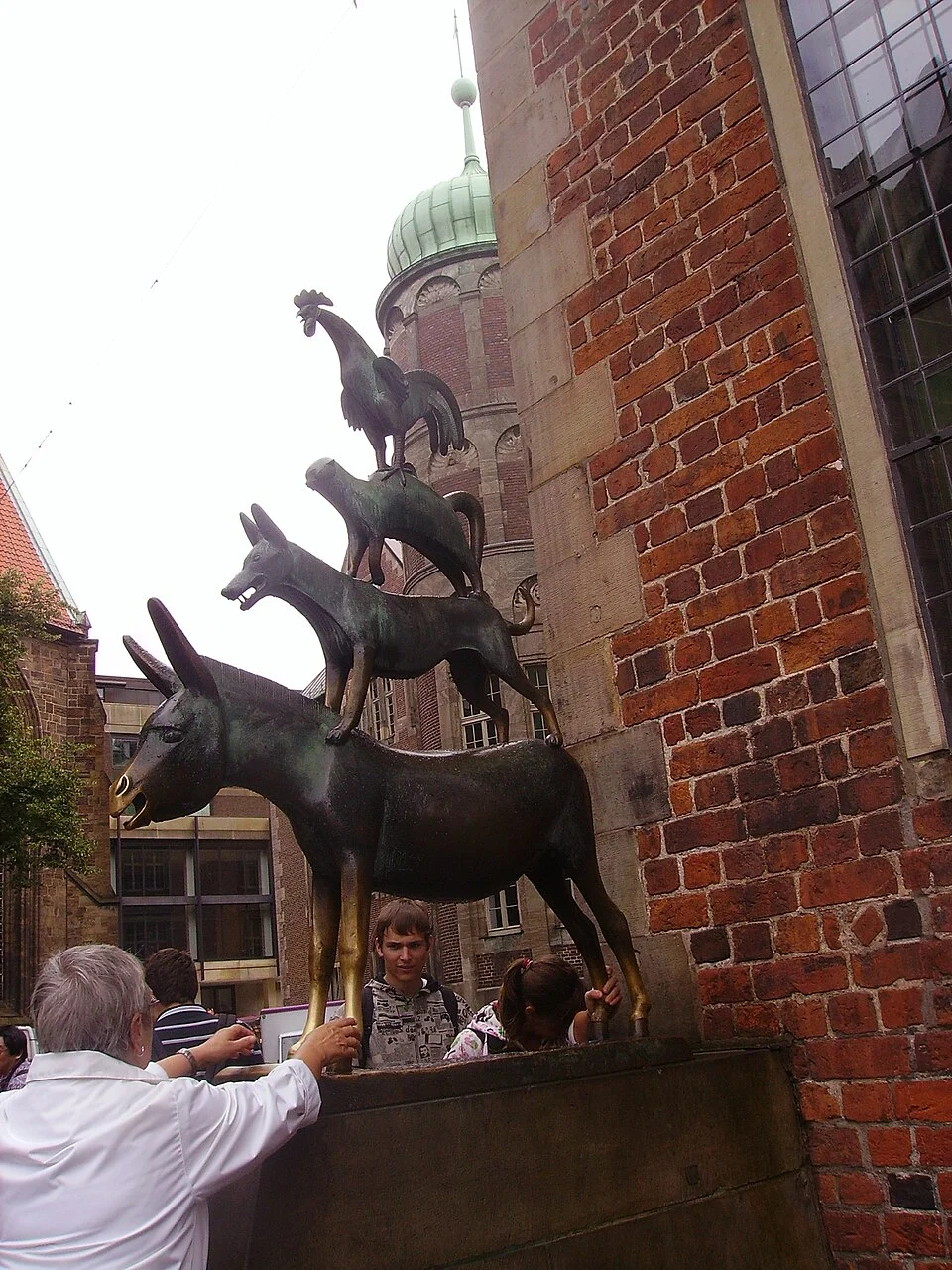The donkey, dog, cat and rooster of the Town Musicians statue beside Bremen Town Hall, photographed in 2009