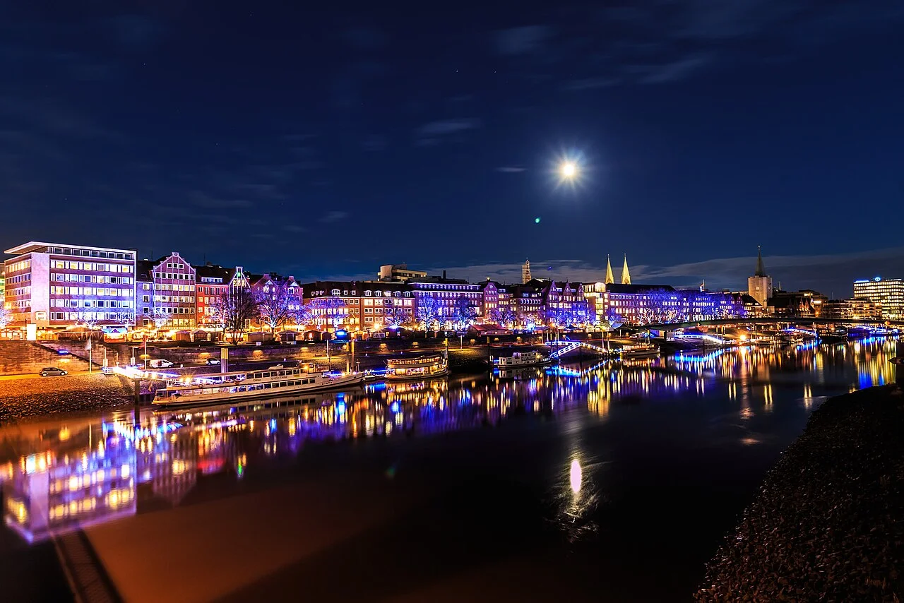 Night reflections of Bremen’s Schlachte waterfront and bridge lights on the Weser, photographed in 2015