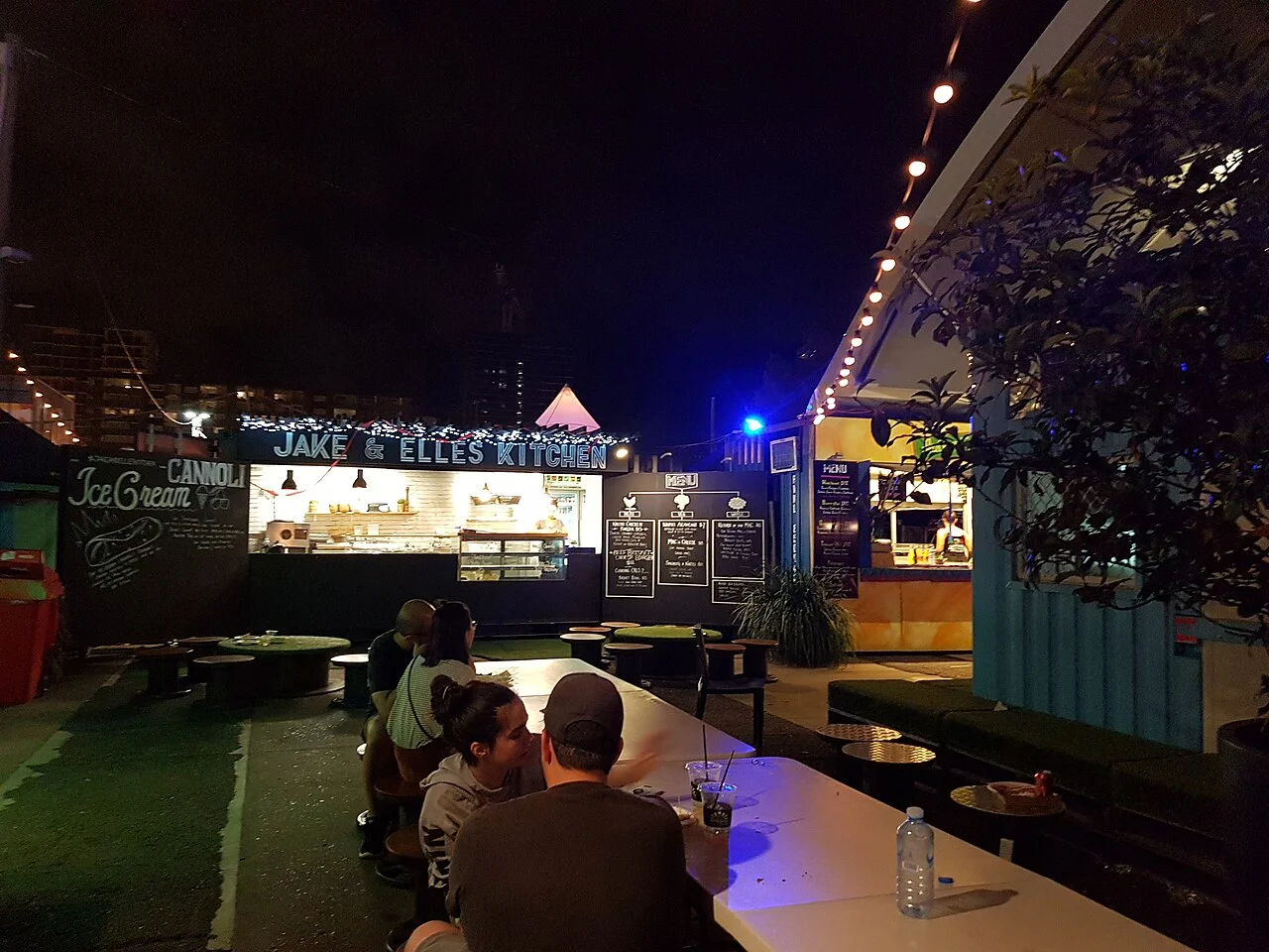 Brisbane Eat Street pazarının gece görünümü, 2017