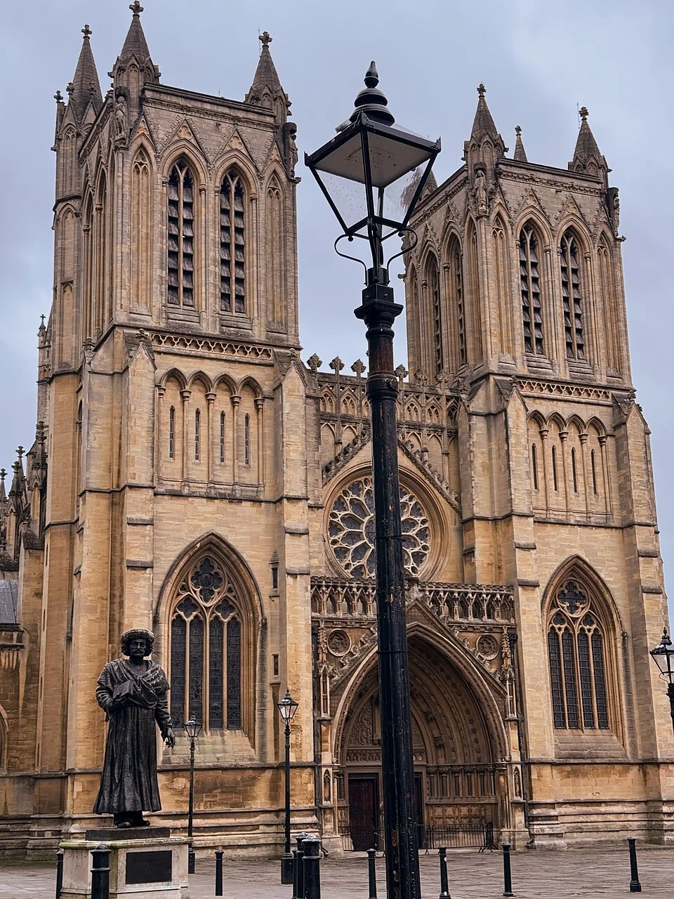Bristol Katedrali dış cephesi ve önündeki Raja Rammohan Roy heykeli; Nisan 2025.