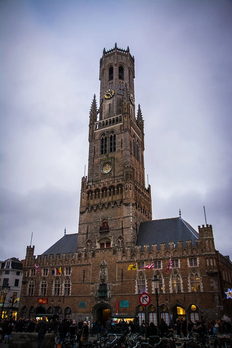 Brugge Belfry kulesinin tarihî dış görünümü; Arthurious, 2017-12-24.