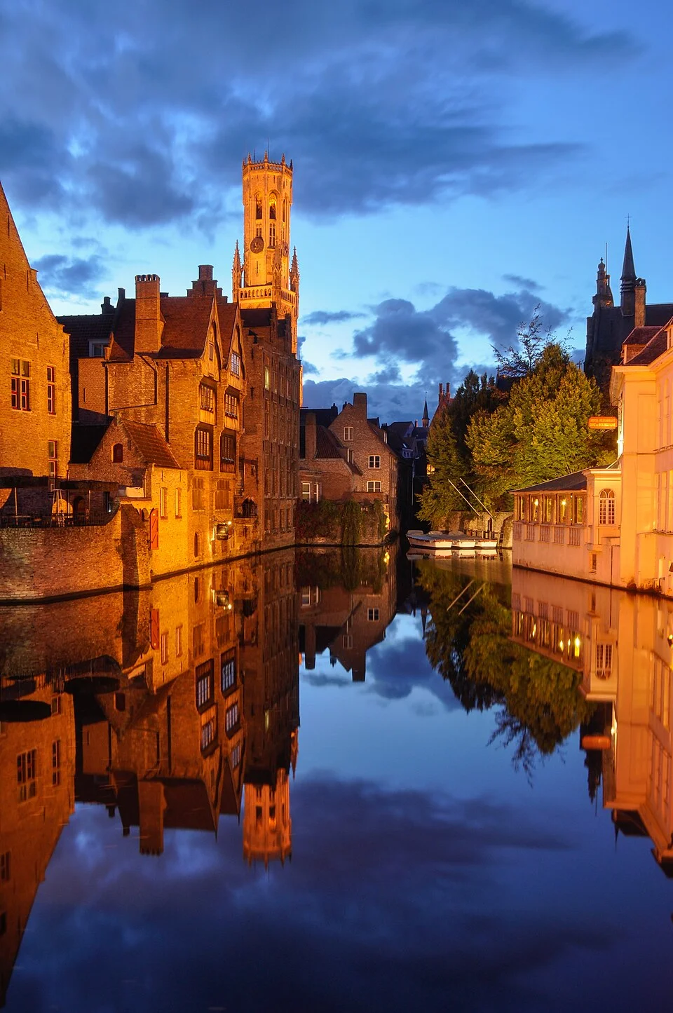 Canal and historic town reflections at Rozenhoedkaai in Bruges; Arcalino / Wikimedia Commons, 2011-10-11.