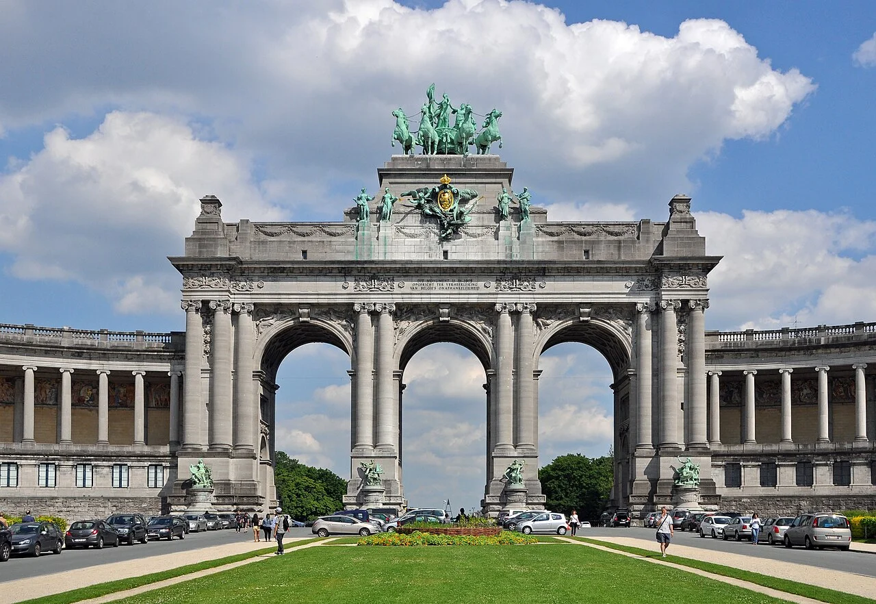 Brüksel Cinquantenaire parkının anıtsal kemeri; 26 Haziran 2012 fotoğrafı.