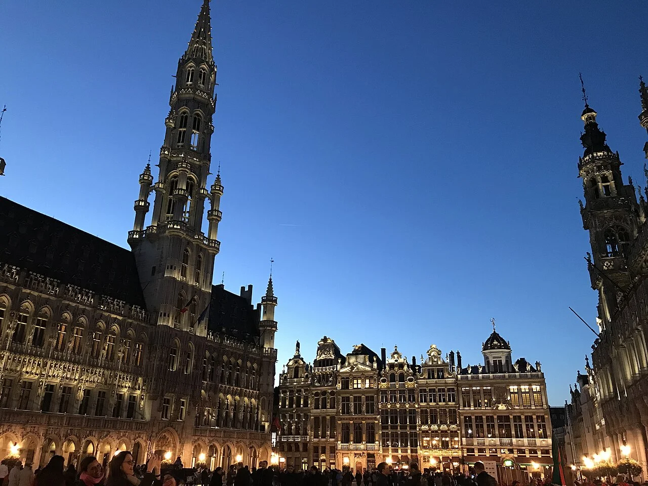 Brüksel Grand-Place meydanında akşam ışıkları; 8 Kasım 2018 fotoğrafı.