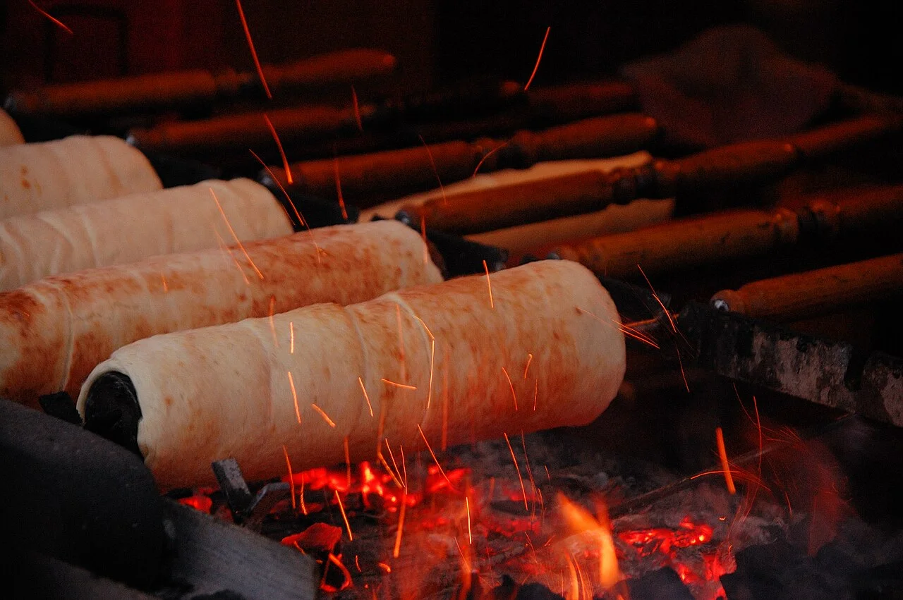 Kürtőskalács being cooked at the Vörösmarty Square Christmas market, Budapest, 2008
