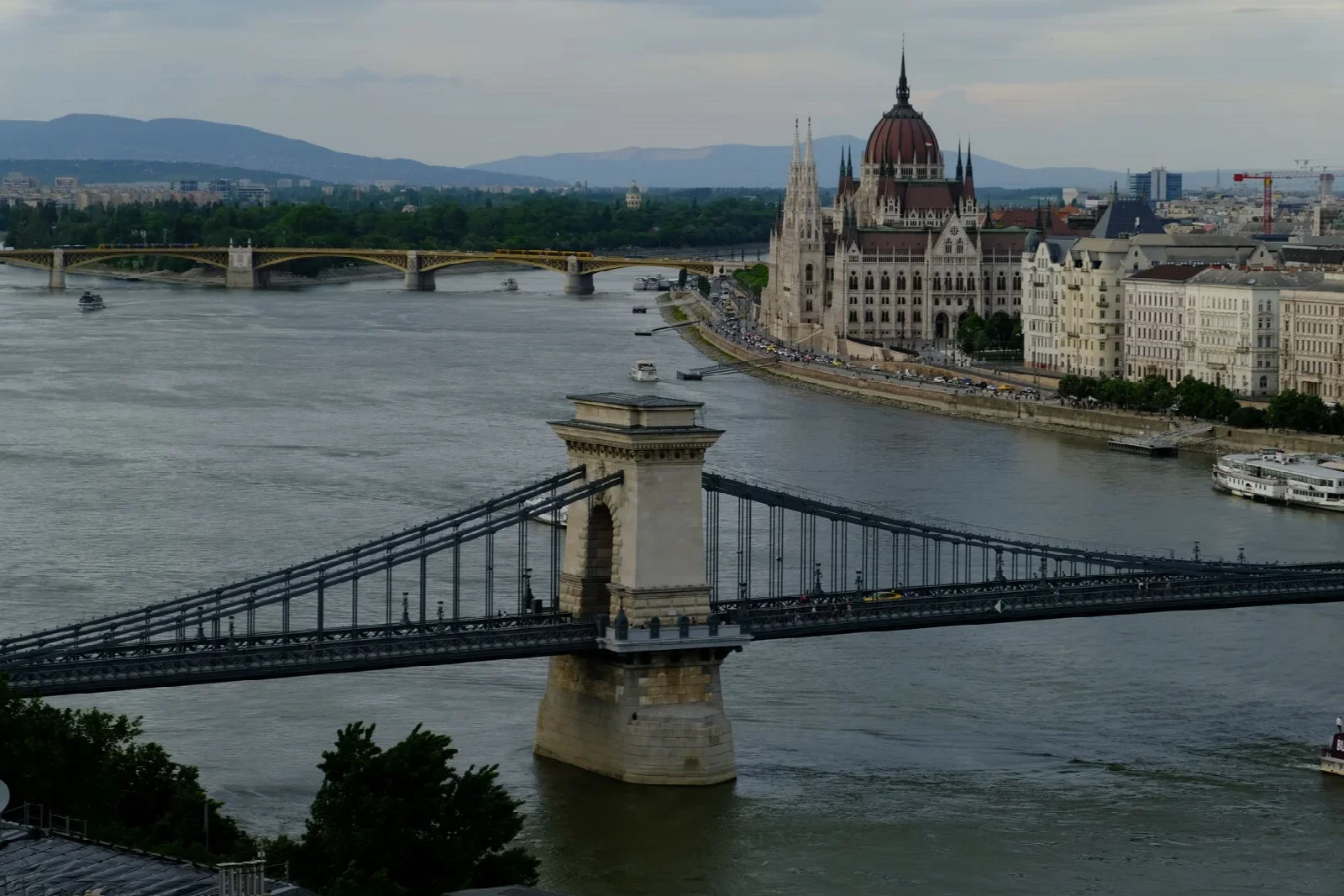 Budapeşte Chain Bridge ve Parlamento kent görünümü