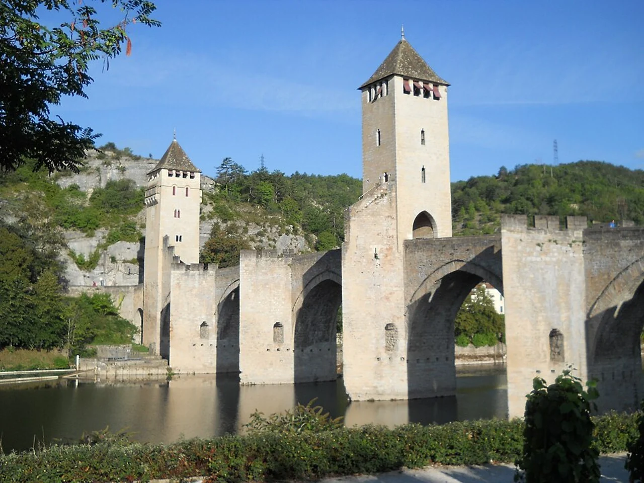 Pont Valentré ve Lot nehri, 16 Ağustos 2011; güncel restorasyon veya geçiş koşulunu göstermez.