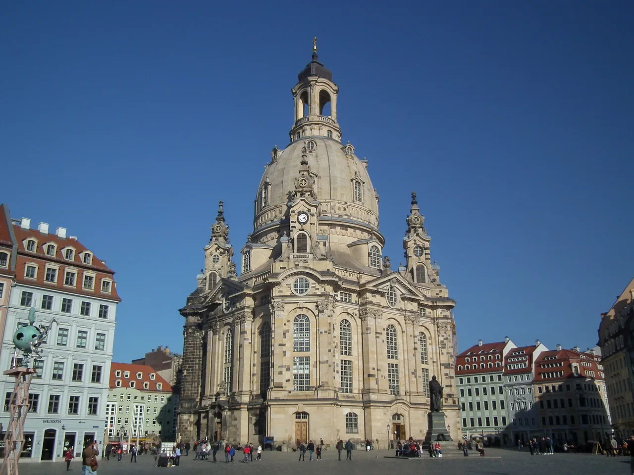 Dresden Neumarkt’ta Frauenkirche’nin cephesi ve kubbesi, Şubat 2019