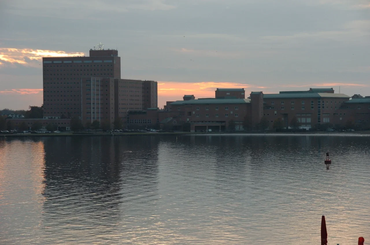 Elizabeth River karşısından Naval Medical Center Portsmouth yapısının akşam görünümü, 30 Kasım 2018 arşivi