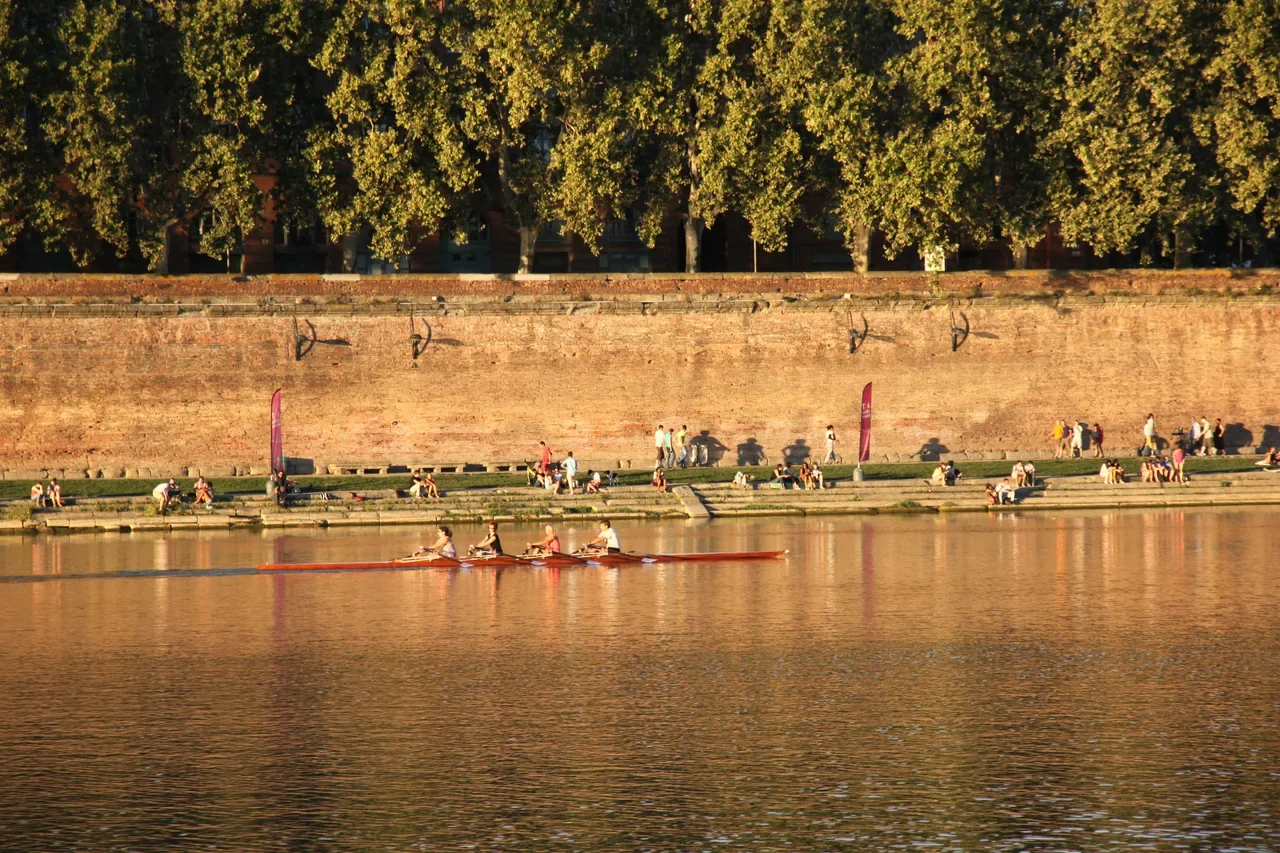 Rowers and riverside promenade on the Garonne in Toulouse, 2013