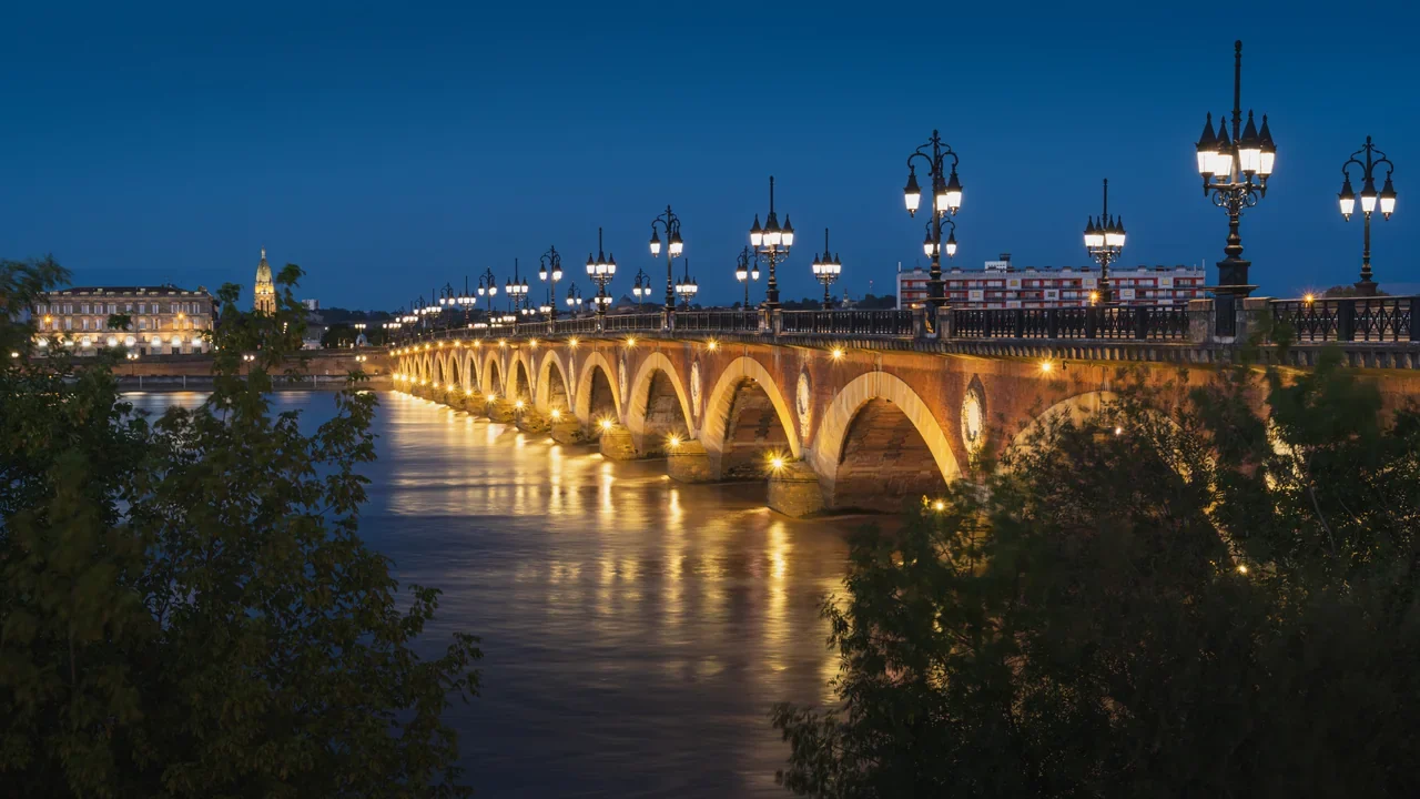 Bordeaux’da Pont de pierre ve Garonne, Eylül 2020 arşiv fotoğrafı