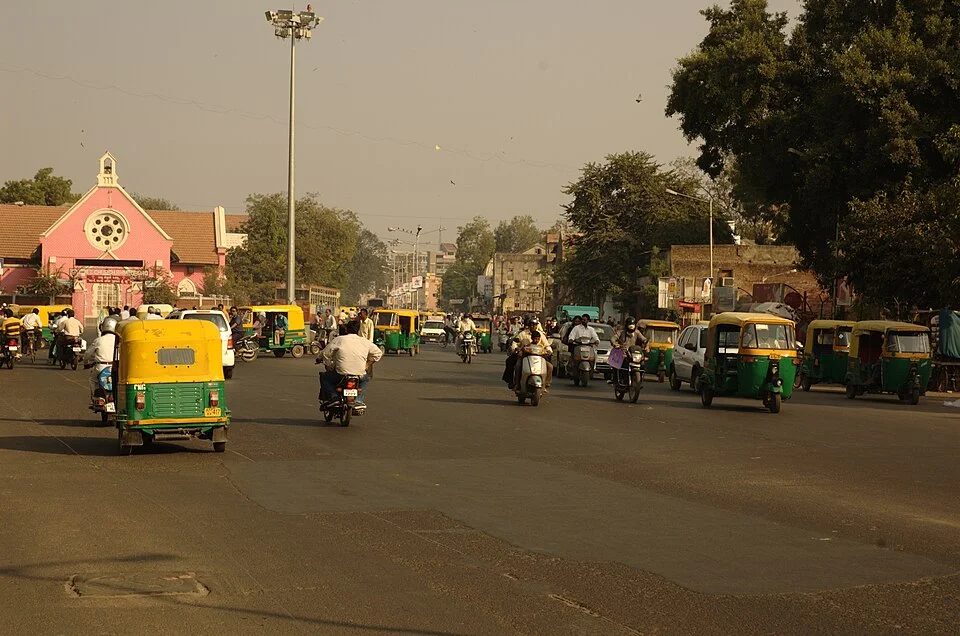 Ahmedabad kentinde tarihî yapıların çevresindeki sokak yaşamı